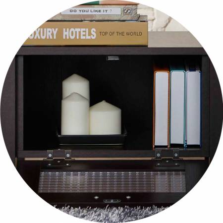 Magnety na dveře: Když se dveře zavírají, uchopte je, abyste je zajistili.