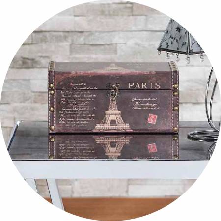 Deska stolu má zkosený design.