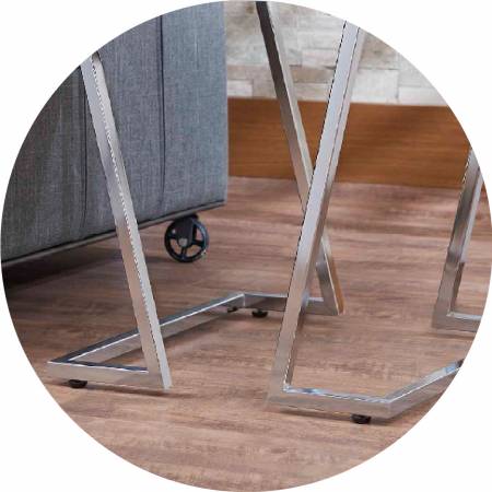 Nohy stolu opatřené podložkami.