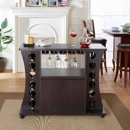 木製ワインキャビネット - 雰囲気の良い家庭的な明るい雰囲気。