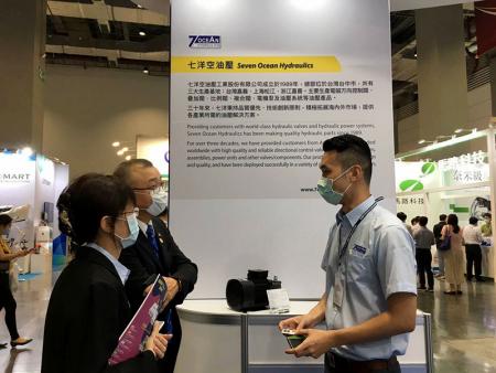 台湾流体動力協会会長の林氏が訪問Seven Ocean Hydraulicsブース。