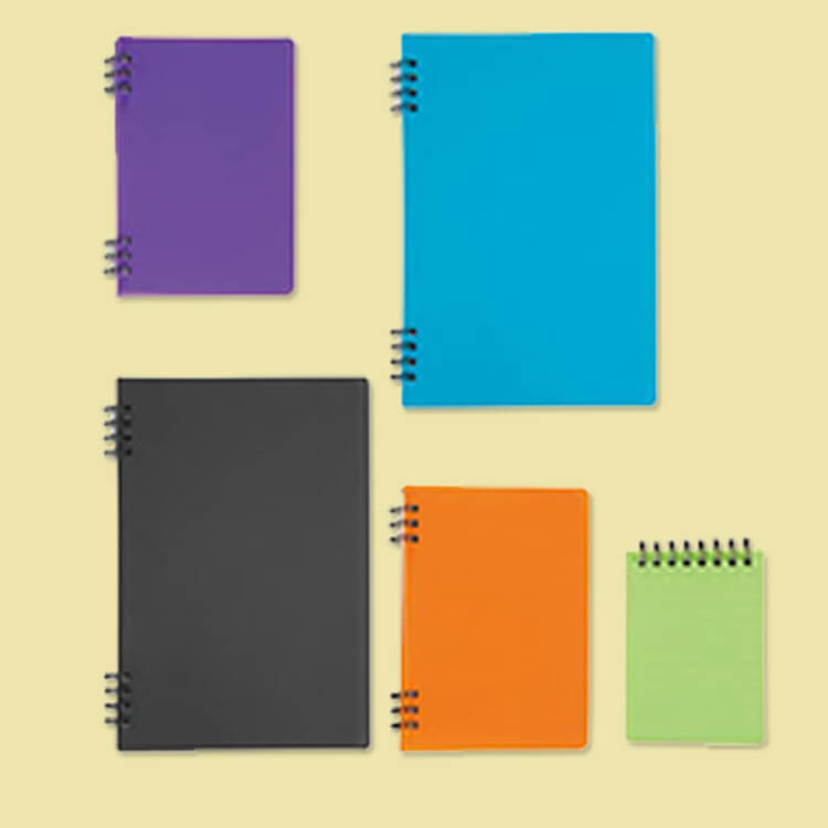 Verschiedene Notebook-Größen zum Schreiben.