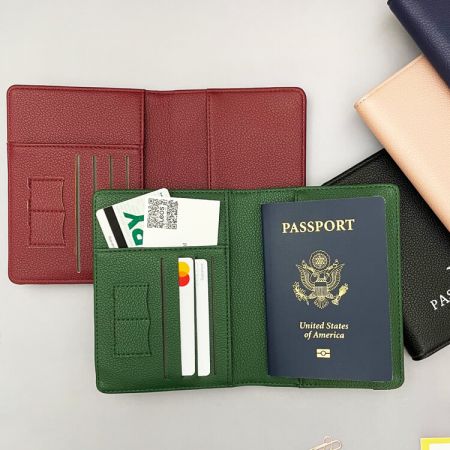 حاملات جواز السفر وبطاقات التطعيم للحمل في اليد