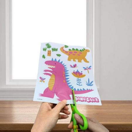 Tijeras de seguridad para aulas con puntas romas y empuñaduras ergonómicas para un aprendizaje creativo seguro.