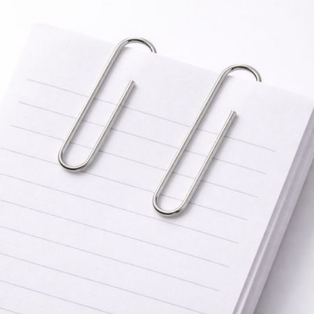 مشابك ورق مطلية بالنيكل عالية الجودة من مصنع موثوق لتوزيع القرطاسية الدولية.