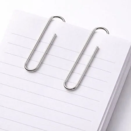 مشابك ورق مطلية بالنيكل عالية الجودة من مصنع موثوق لتوزيع القرطاسية الدولية.