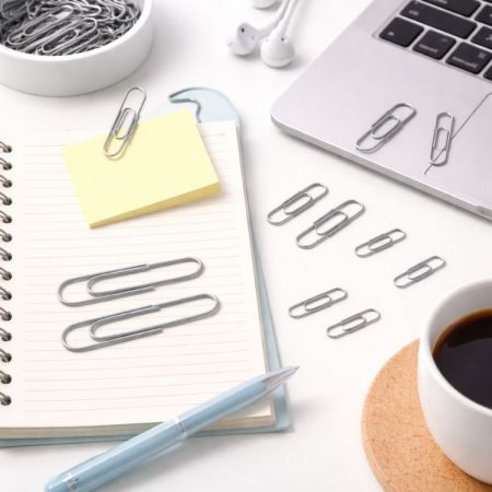 مشابك مكتبية فضية قياسية بأحجام مختلفة للمكاتب المؤسسية ذات الحجم الكبير.