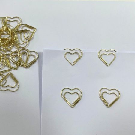 مشابك ورق على شكل قلب ذهبية بالجملة لمستلزمات حفلات الزفاف الفاخرة وتسويق العلامات التجارية الراقية.