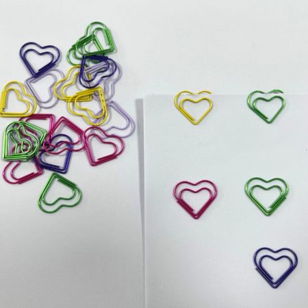 مشابك ورق ملونة على شكل قلب لتغليف التجزئة الإبداعي وعناصر الهدايا الترويجية.