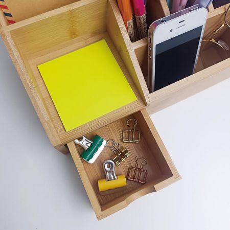 自然なブラウンの竹製ペン整理器