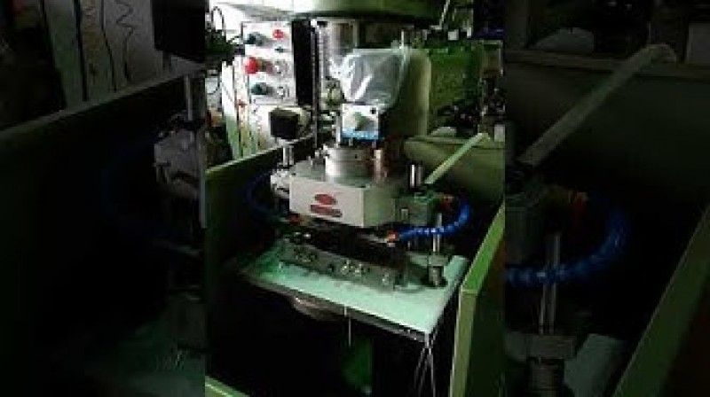 KONFU macchina da perforazione ad alte prestazioni per punte di vite durante i test pre-spedizione.
