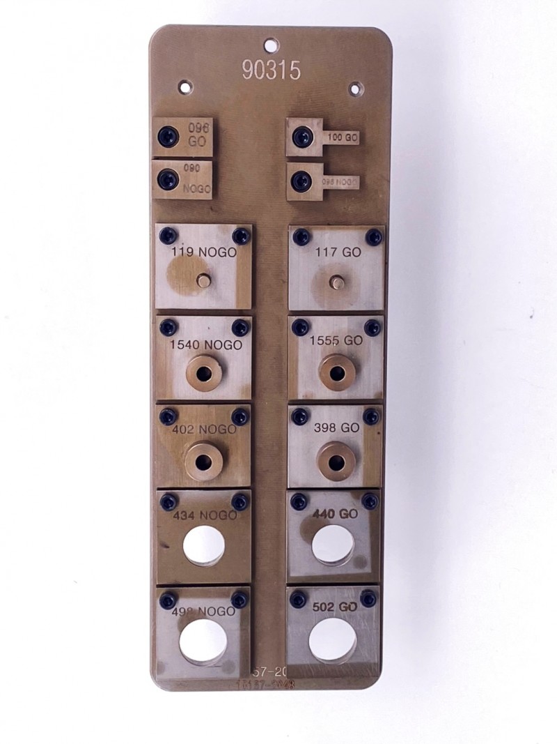 Una placa de calibración de rosca Go/No-Go de KONFU, una herramienta de inspección crítica para el control de calidad en la fabricación de sujetadores.