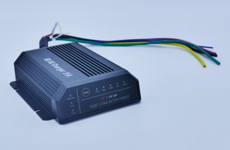 DC zu DC 25A IP66 3-PHASIGE ISOLIERTE LADEGERÄTE - DC-DC-Batterieladegerät für Anhänger, 12 V, 24 V, 25 A