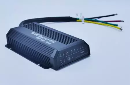 DC zu DC 40A IP66 3-PHASIGE ISOLIERTE LADEGERÄTE - DC-DC-Batterieladegerät für Anhänger, 12 V, 24 V, 40 A