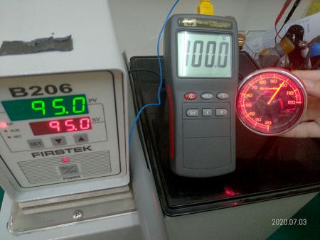 Se utiliza un tanque de agua a temperatura constante para probar la precisión del sensor.