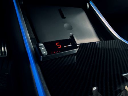 O controlador de aceleração possui um chicote especial para o Tesla Model 3