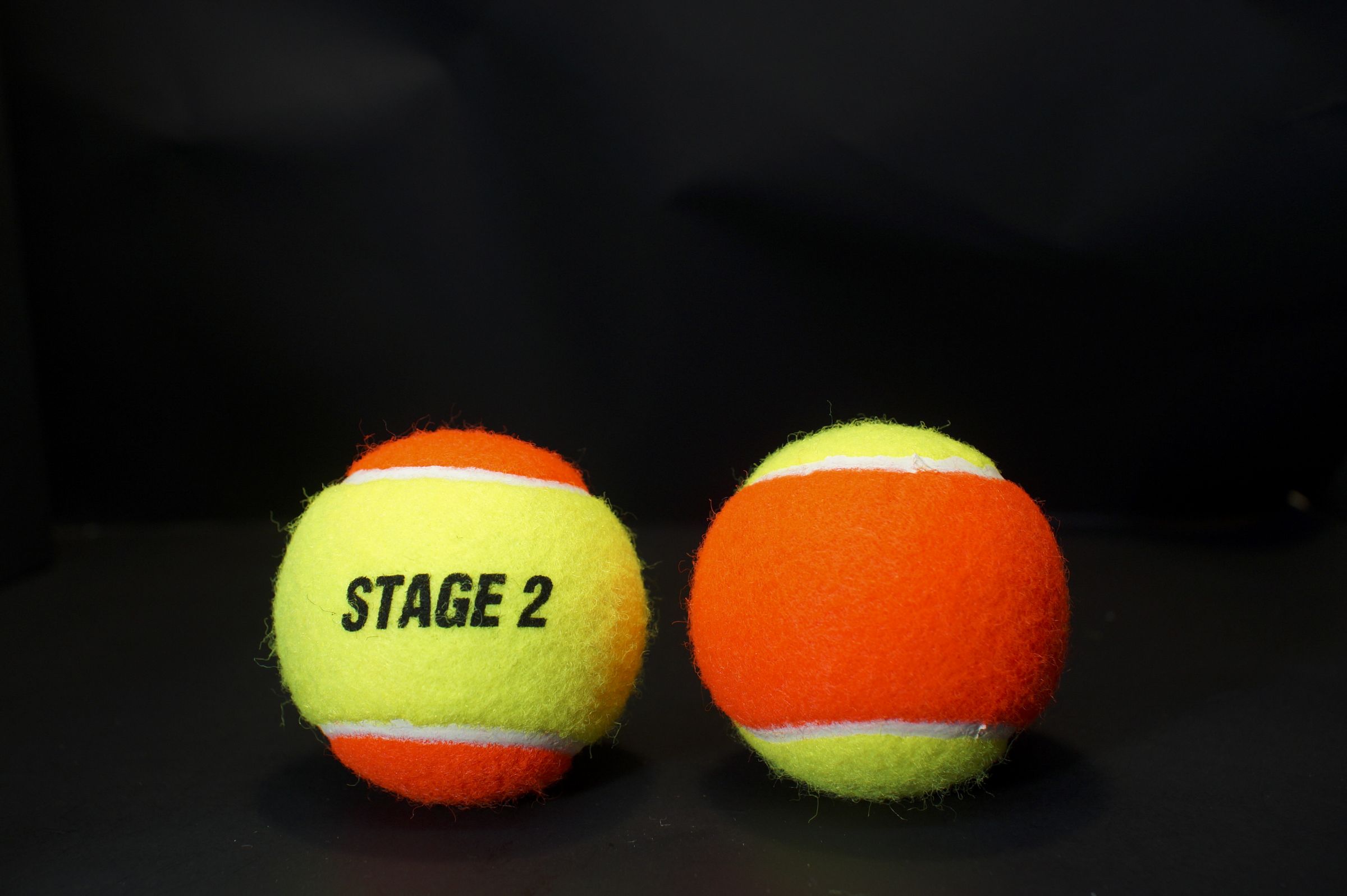 A bola de tênis Stage 2 está em conformidade com o padrão da ITF.