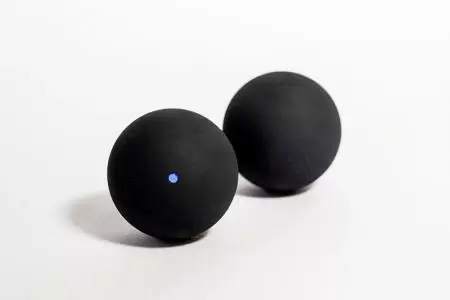 Balle de Squash Blue Dot / Entraînement - La balle de squash Blue Dot est disponible en couleur noire ou bleue.