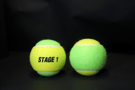 ステージ1のテニスボールはITFの基準に準拠しています。