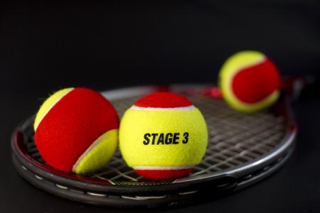 La balle de tennis de stade 3 est conforme à la réglementation REACH de l'UE et à la réglementation CPSIA des États-Unis.