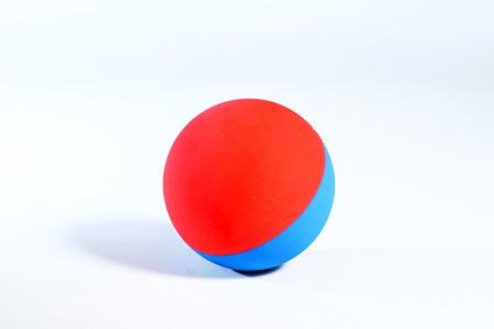 La balle de raquette bicolore a une grande visibilité et convient aux jeux en extérieur.