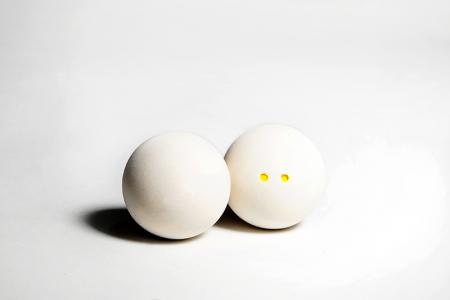 La balle de squash blanche est disponible en design à un point ou à deux points.