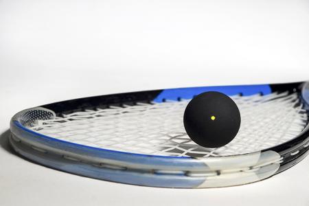 La balle de squash Yellow Dot convient aux joueurs avancés pour jouer dans des matchs amateurs.