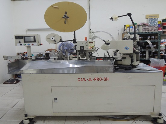 Automatische Anschlusscrimpmaschine