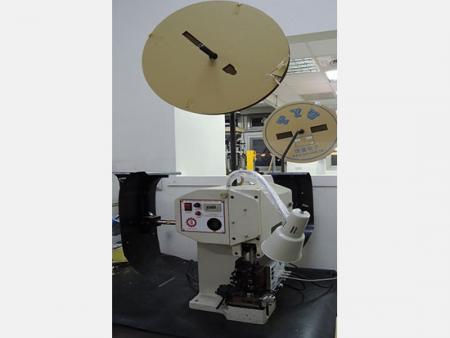 Halbautomatische Crimpmaschine