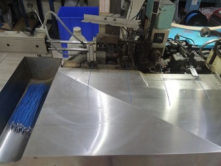 Sbucciatura e crimpatura automatica dei fili