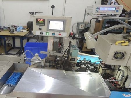 Sbucciatura e crimpatura dei fili tramite macchina automatica