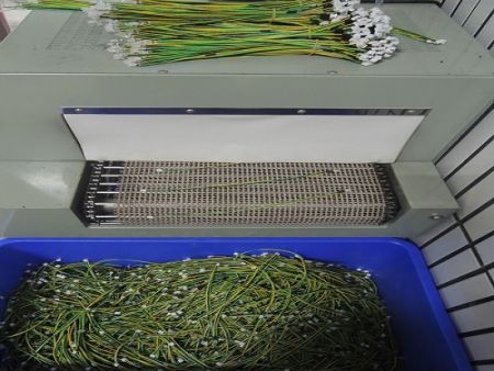 Ritrarre il tubo termorestringente con macchina