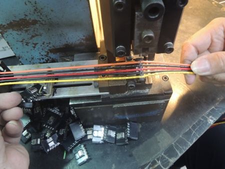 Connettore IDC da crimpatura