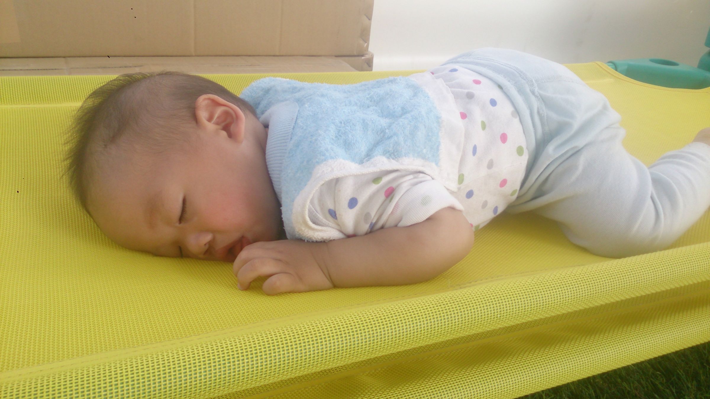 子供用ベッド/子供用通気性ネットフロアベッド - 子供用ベッドの試し寝写真