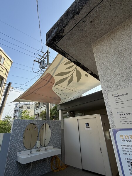 西螺東市場公共トイレのクリスタル貼りデザインの日よけ