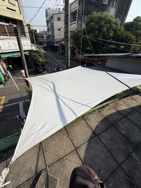 西螺東市場公共トイレの出入口のテンション日よけ