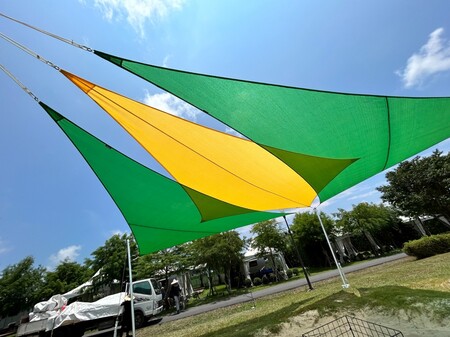 Toldos de Sombra Sobrepostos em Múltiplas Formas para Praça de Resort de Fonte Termal
