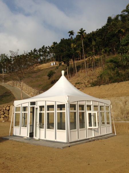 خيمة جدران زجاجية بمقاس 6 م × 6 م