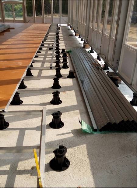 プラスチック高床式デッキ-半完成