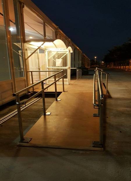 プラスチック高床式デッキ