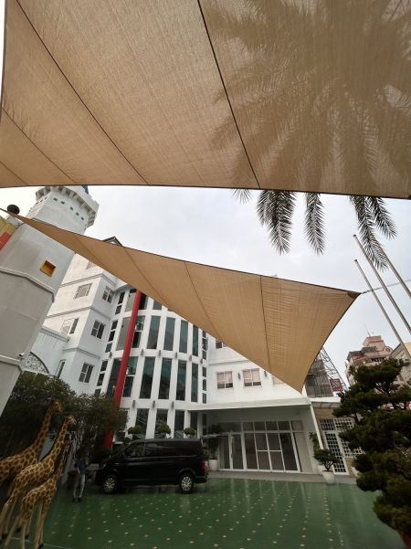 Tente d'ombre en voile pour la maternelle