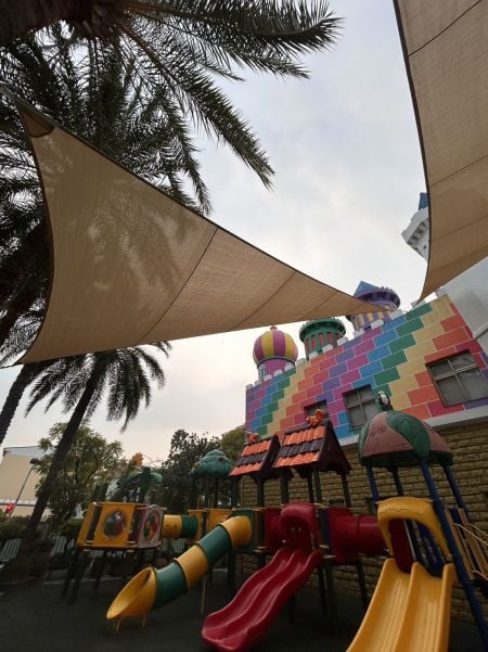 Tente d'ombre en voile pour la maternelle