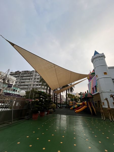 Tente d'ombre en voile pour la maternelle