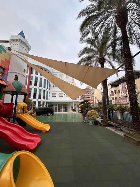 Tente d'ombre en voile pour la maternelle