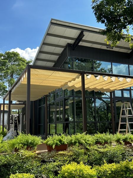 La tenda a vela a forma d'onda