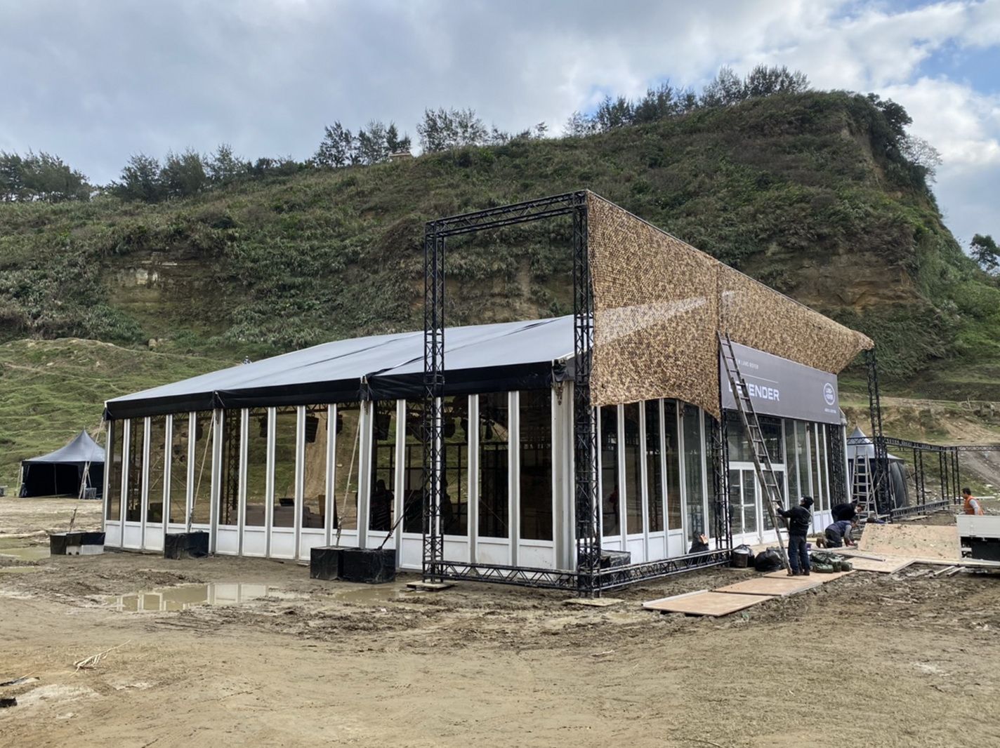 Tenda Estrutural no solo lamacento.
