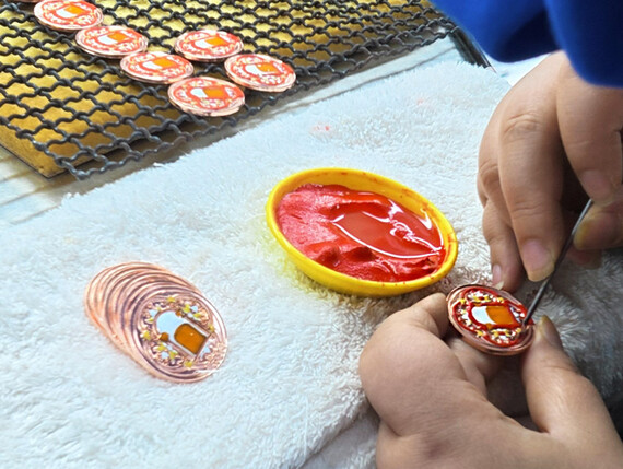 Manual Enamel Coloring - Manual Enamel Coloring for Precision and Craftsmanship