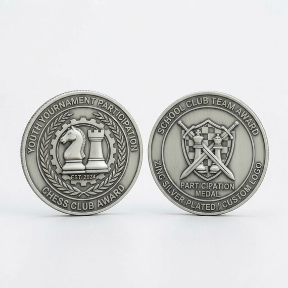 Monedas de desafío 3D personalizadas con revestimiento de plata antigua y diseños de relieve detallados en múltiples niveles.