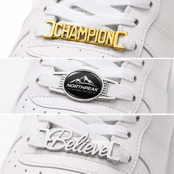 Etiquetas de cordones de metal personalizadas - Etiquetas de cordones de metal personalizadas en acabados dorado y plateado con logotipos de texto, marcas impresas y letras recortadas en zapatillas blancas
