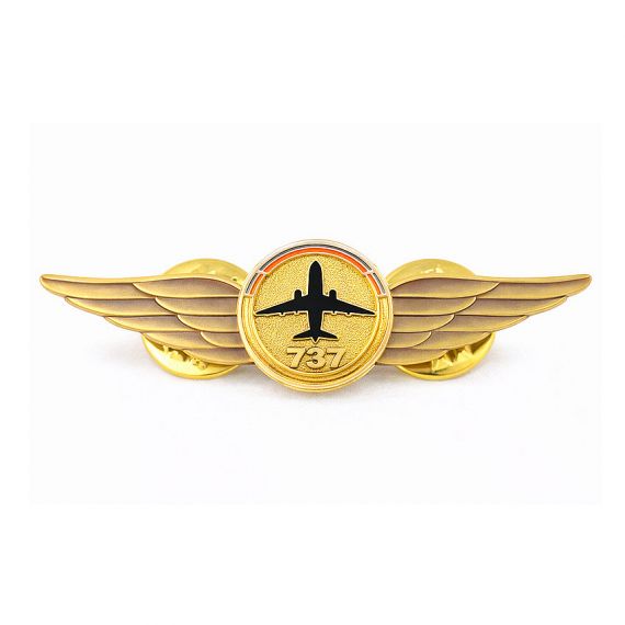 Gold pilot wings pin with Boeing 737 emblem